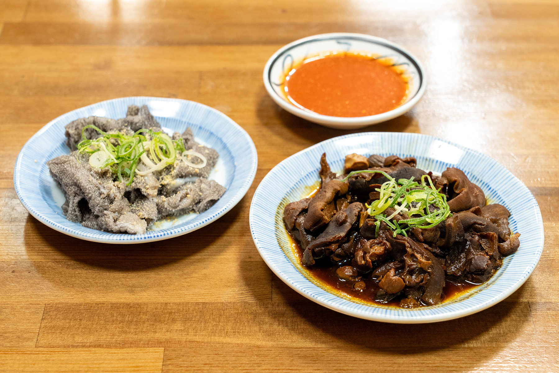 左から「センマイ刺」500円、「モツ煮込」280円