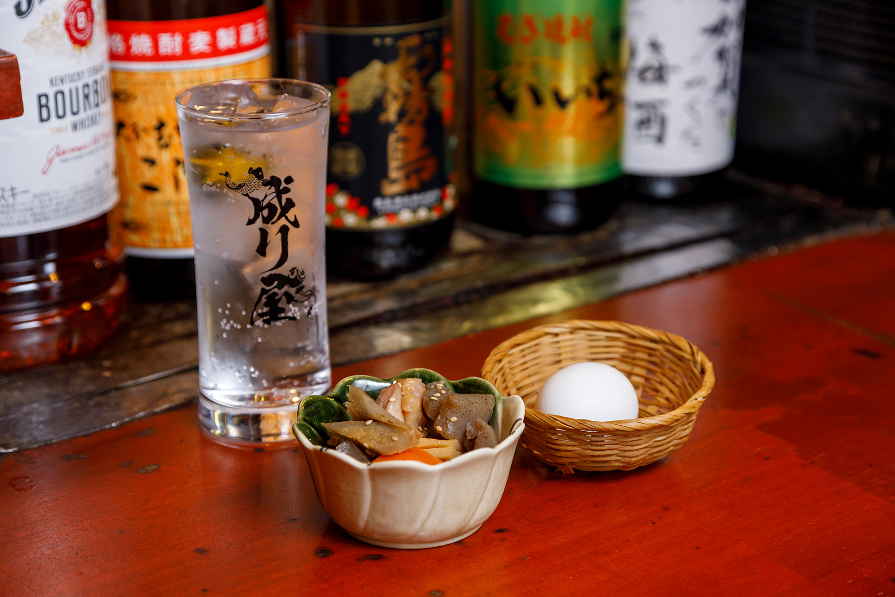 好きなお酒とゆで卵、小鉢1皿の3点セット「西成モーニング」350円。小鉢は煮物や和え物などが日替わりで出される