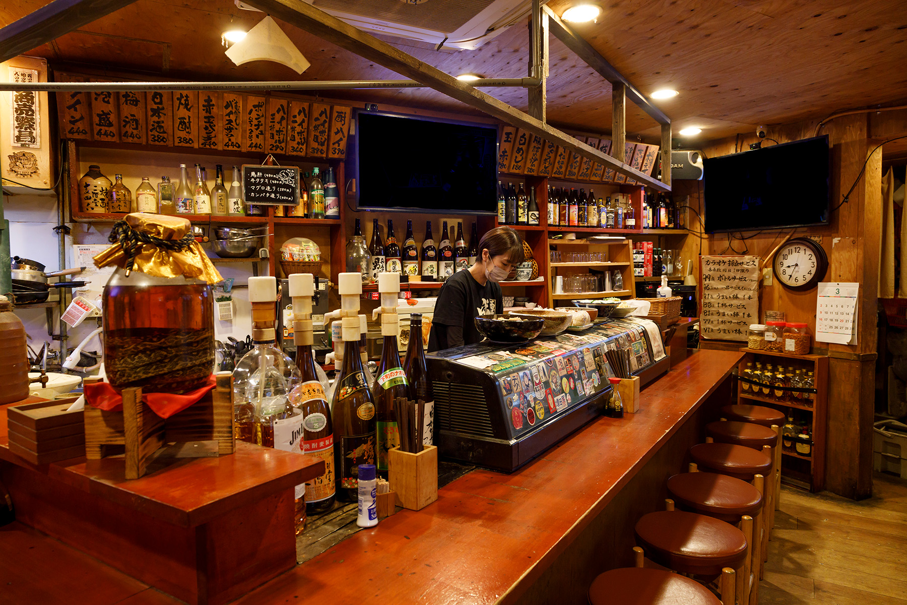 オープンと同時に次々とお客さんが入る人気店。店員さんの気さくな接客も居心地が良い