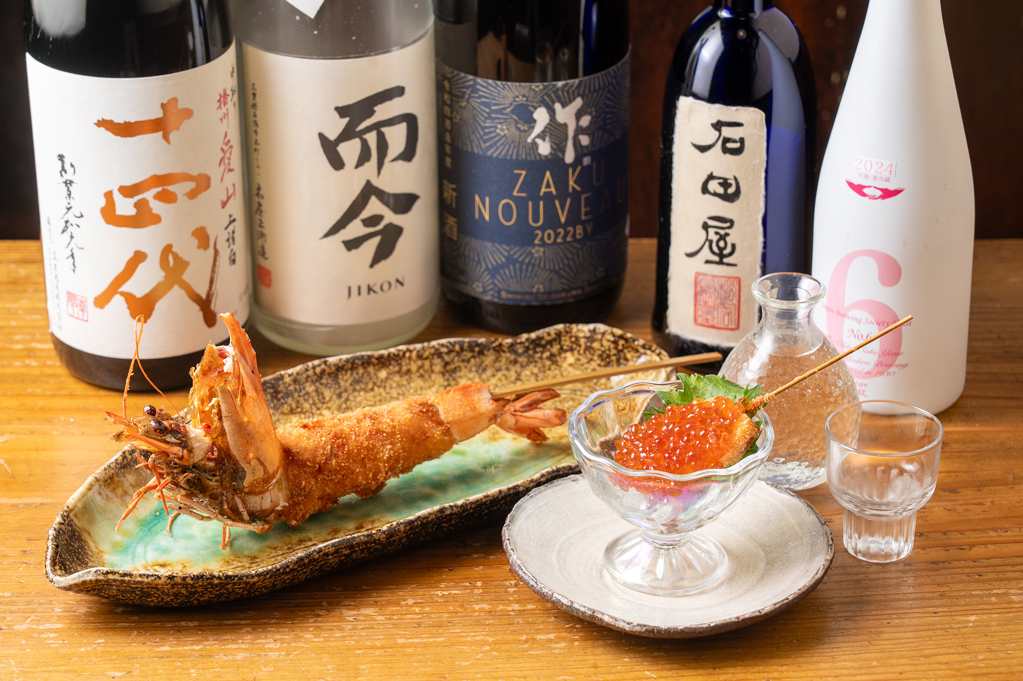 「皇帝エビ 串揚げ(約25cm)」1尾1,780円、「サーモン親子串 いくらこぼし」550円、地酒90ml500~2,400円