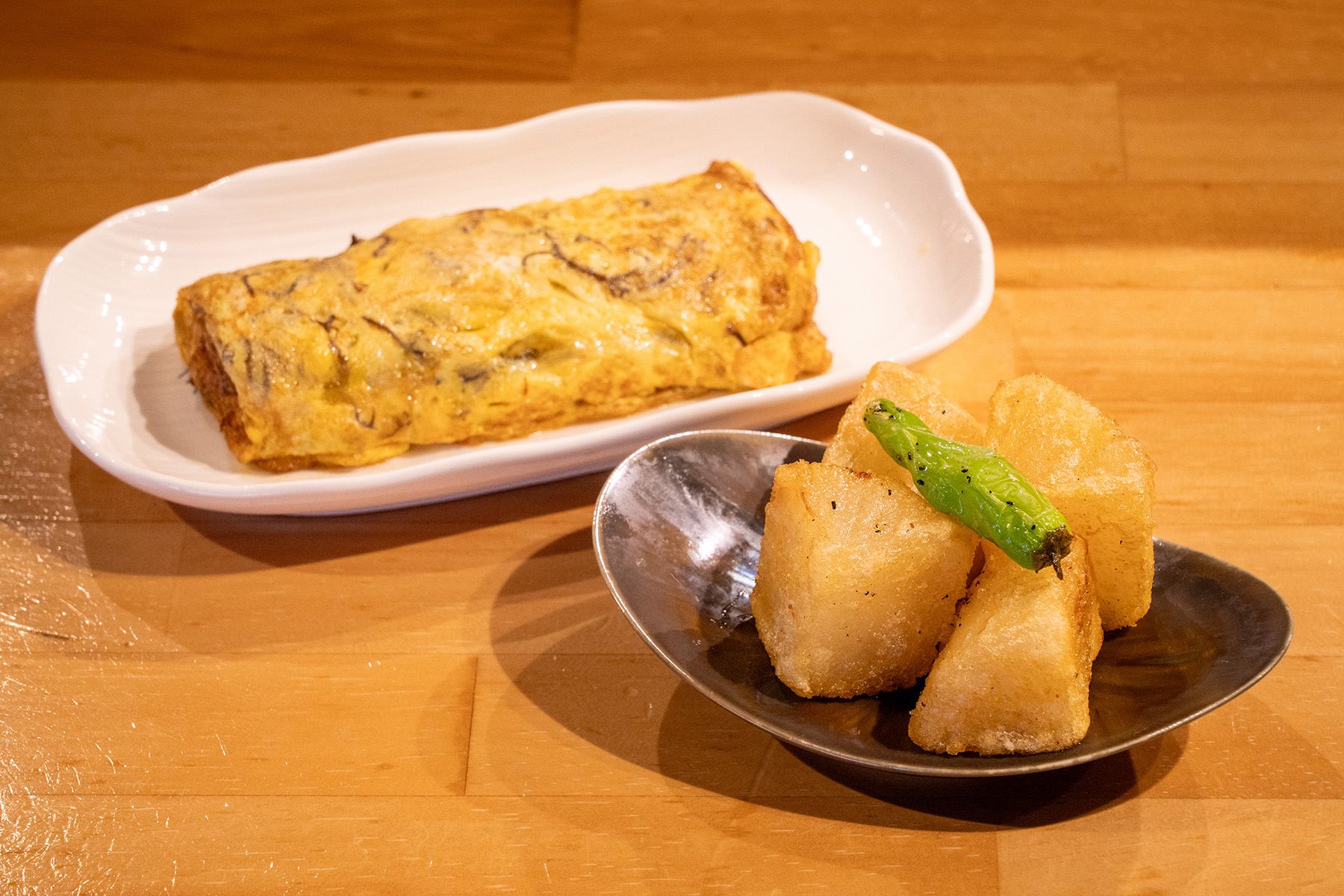 左から「もずく玉子焼」440円、アレンジおでんの「大根のから揚げ」330円