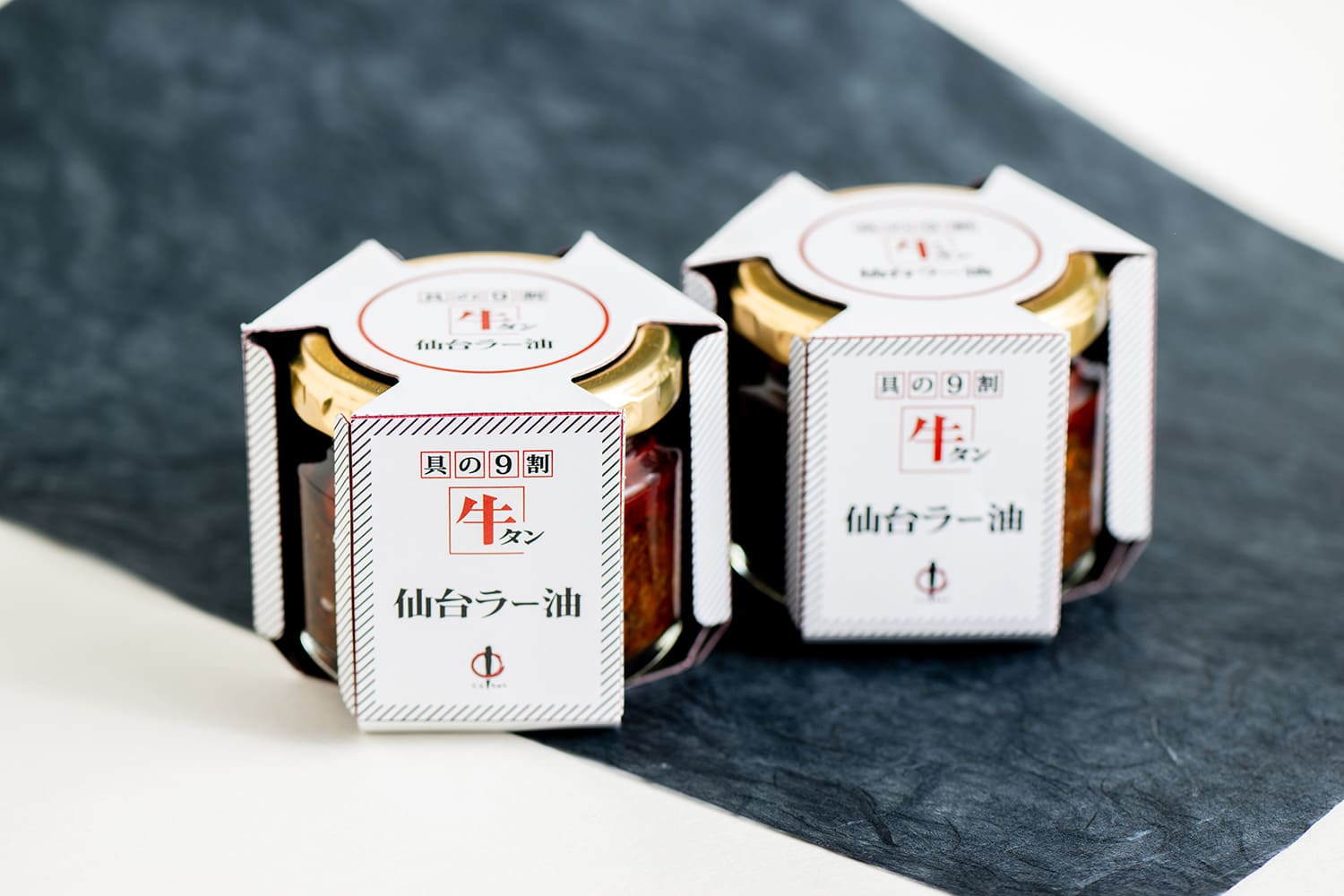 大きめにカットされた牛タンの噛み応えと、広がる旨みが特徴の「牛タン仙台ラー油」。辛口など全6種類を展開