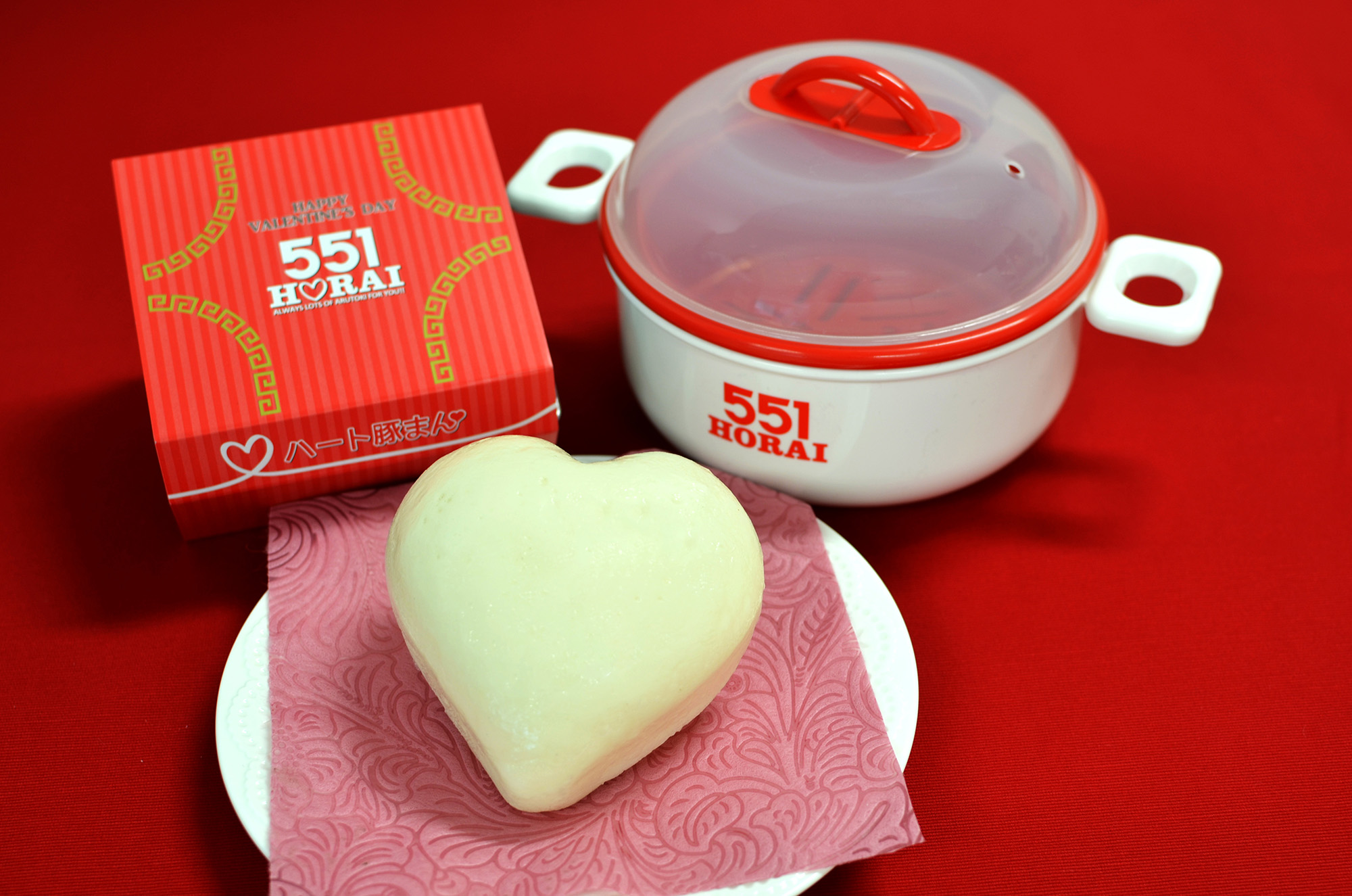 「ハート豚まんセット（ハート豚まん1個＋５５１オリジナル電子レンジ用セイロ付）」1050円 ※送料別。通信販売限定。予約受付は2月1日～、発送は2月10～13日。情報は2025年2月のもので、2026年は変更になる可能性あり。
