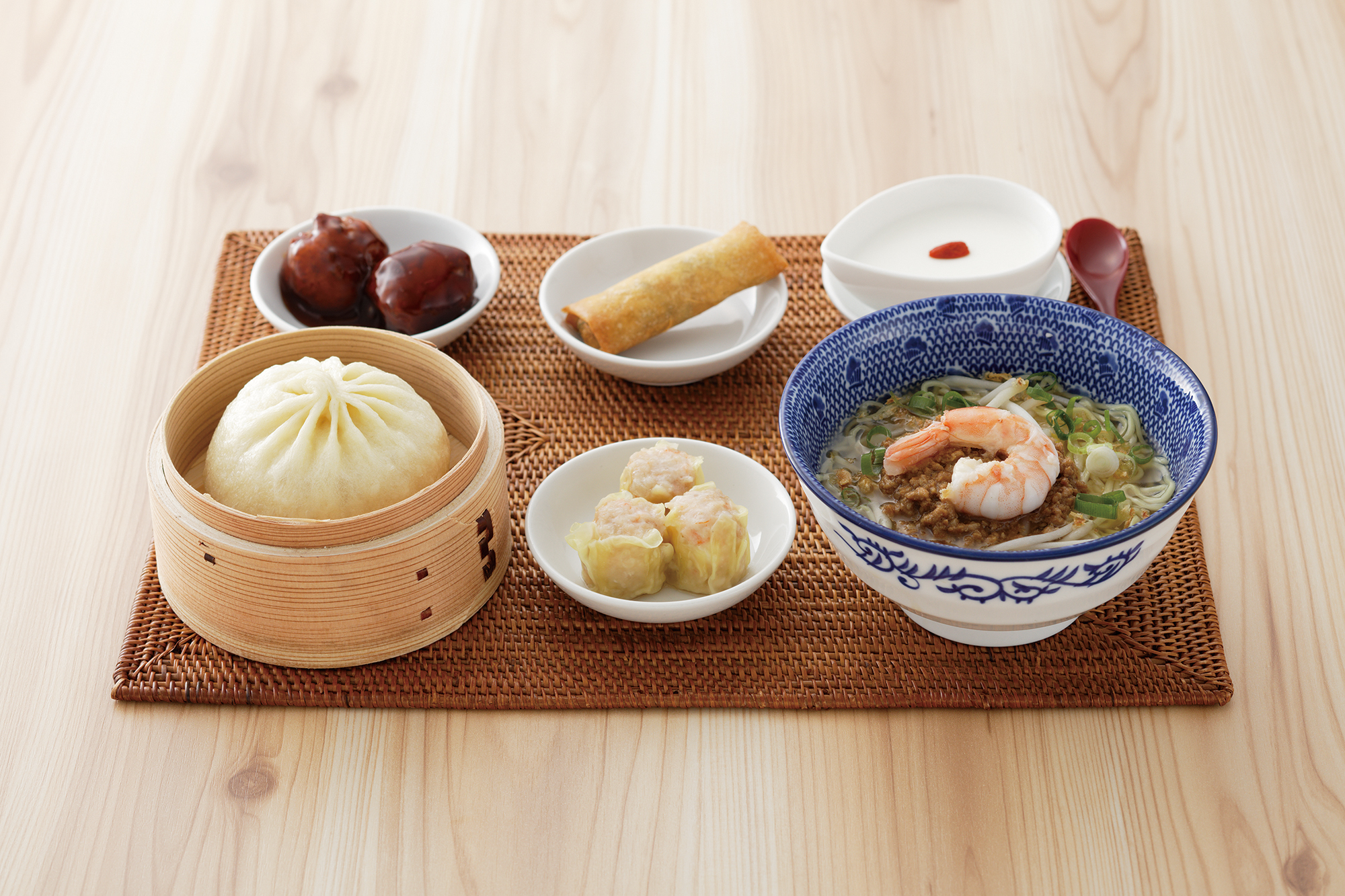 「５５１点心セット」1,800円。豚まんと担仔麺、エビ焼売、甘酢団子、春巻き、杏仁豆腐と人気メニューが勢ぞろい