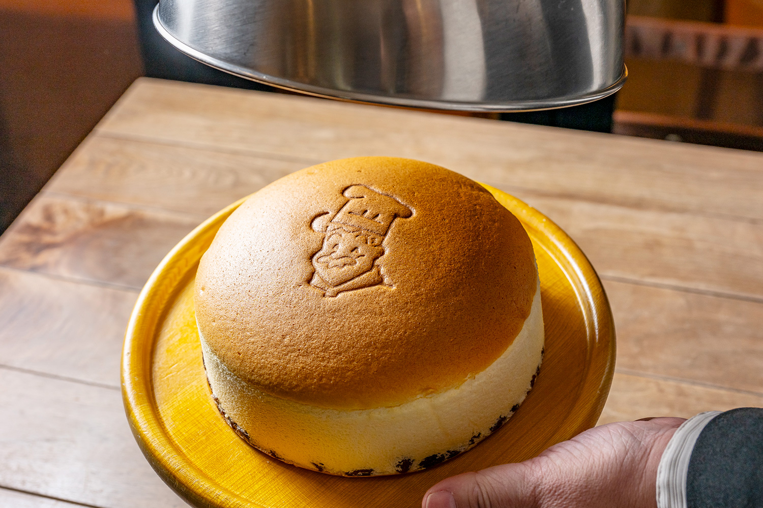 「超・焼きたてチーズケーキ」1ホール(約18cm)1,520円