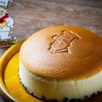 大阪銘菓「りくろーおじさんのチーズケーキ」のおいしさと人気の秘密を探る