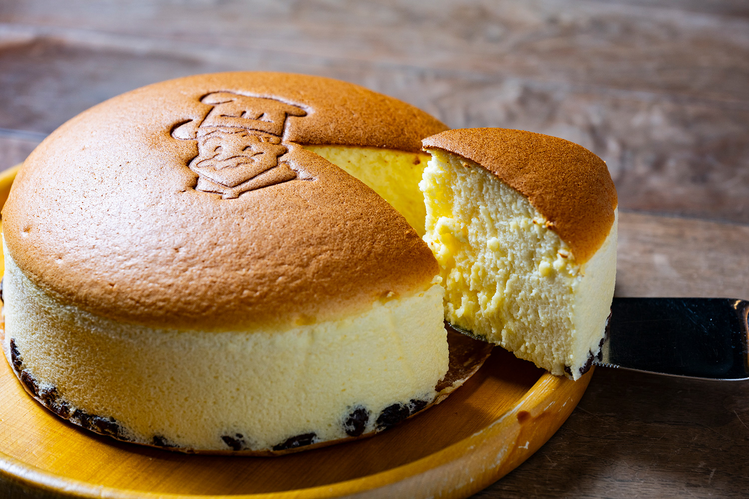 「焼きたてチーズケーキ」1ホール1,065円 ※消費期限は冷暗所で当日、要冷蔵で3日