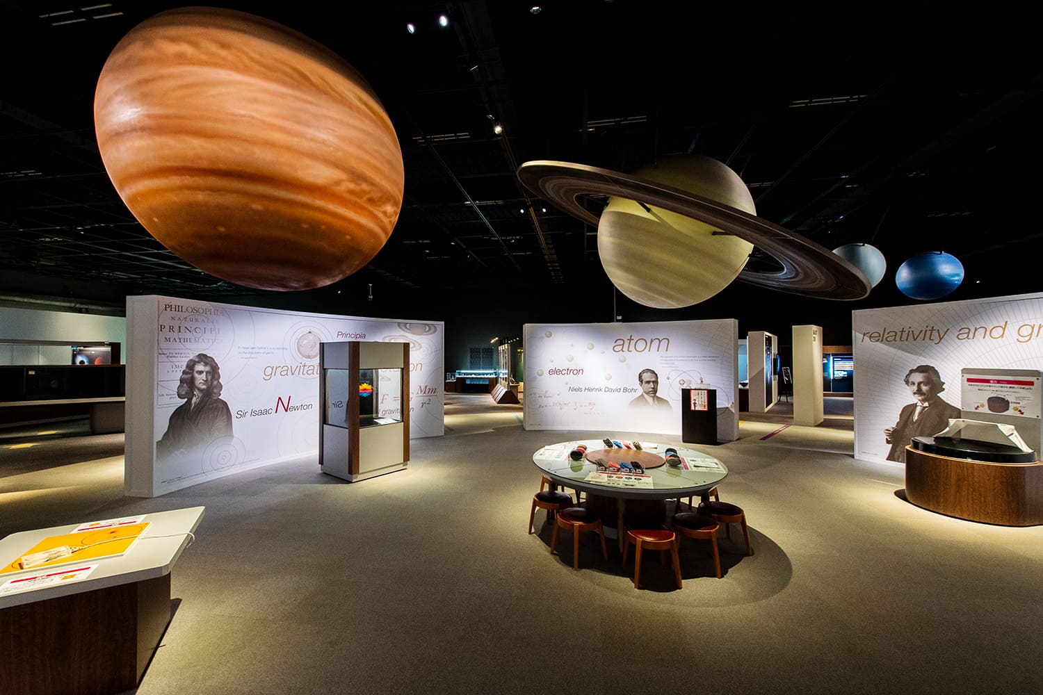 展示室は、地球、大気圏、太陽系、銀河系、大宇宙、天文学の歴史、GEN理の広場といったエリアに分かれている