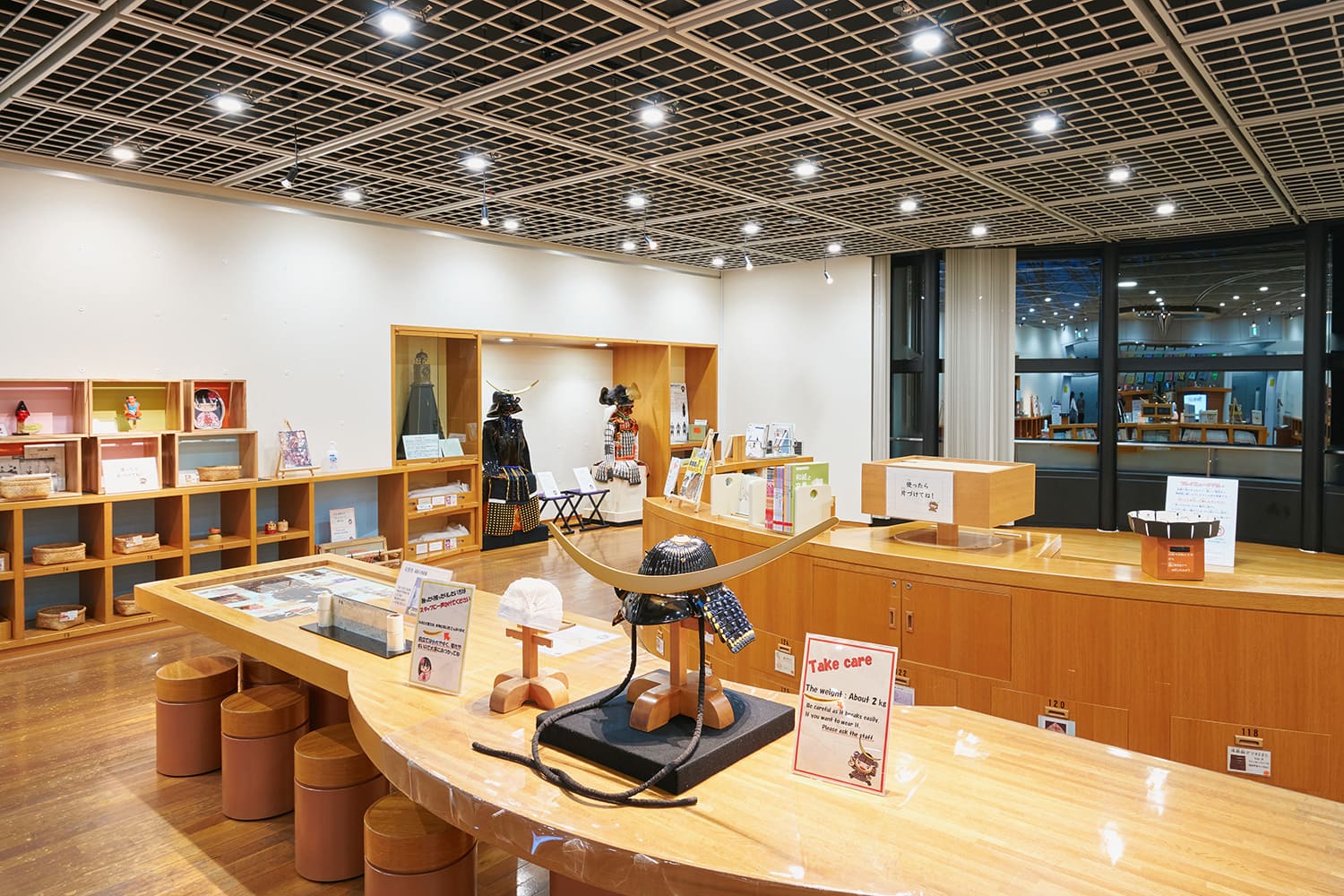 「プレイミュージアム」では、伊達政宗の兜(レプリカ)の着用体験もできる
