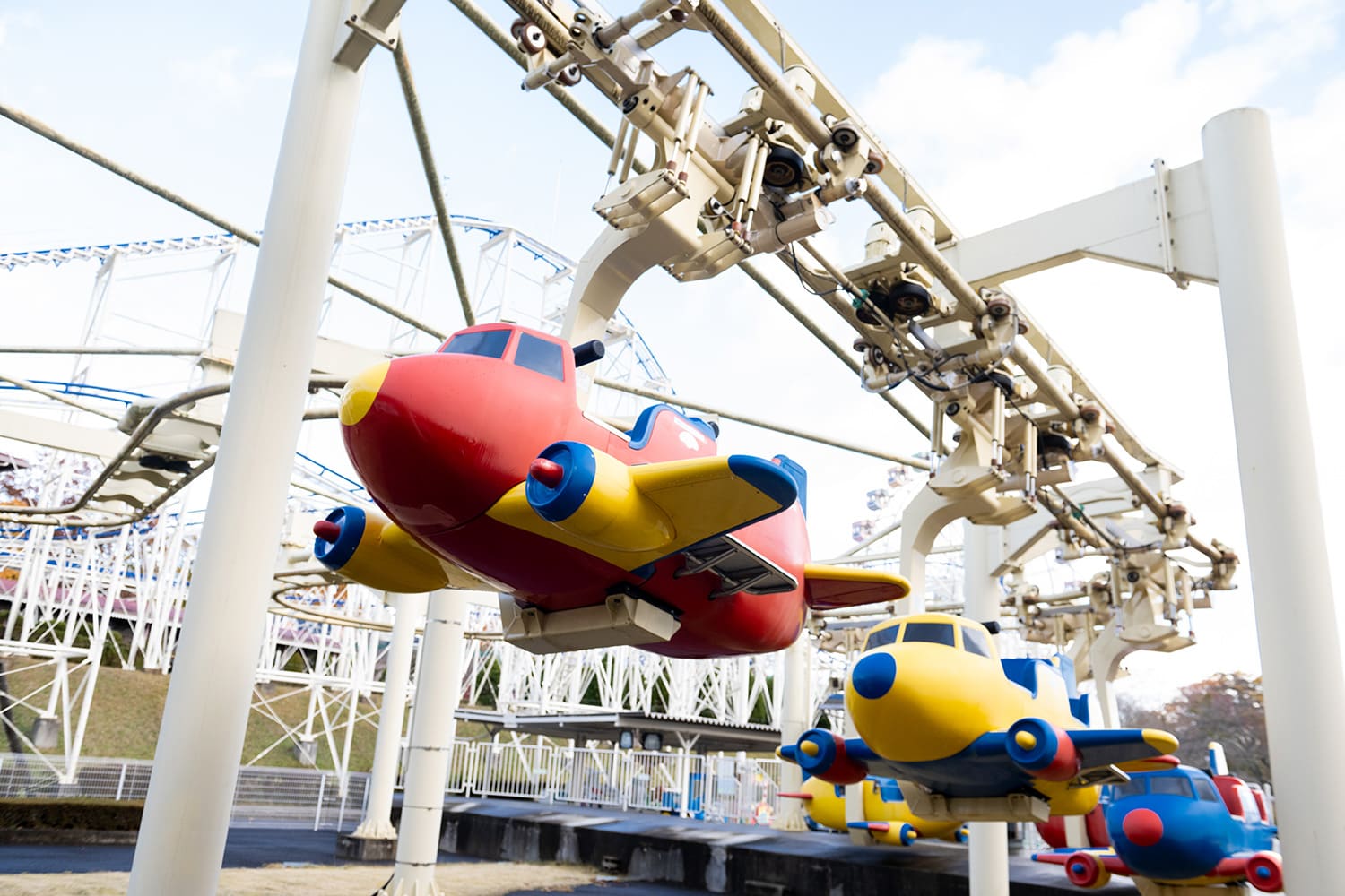 日本で一番遅いジェットコースターとして知られる飛行機型の「エアロ5」