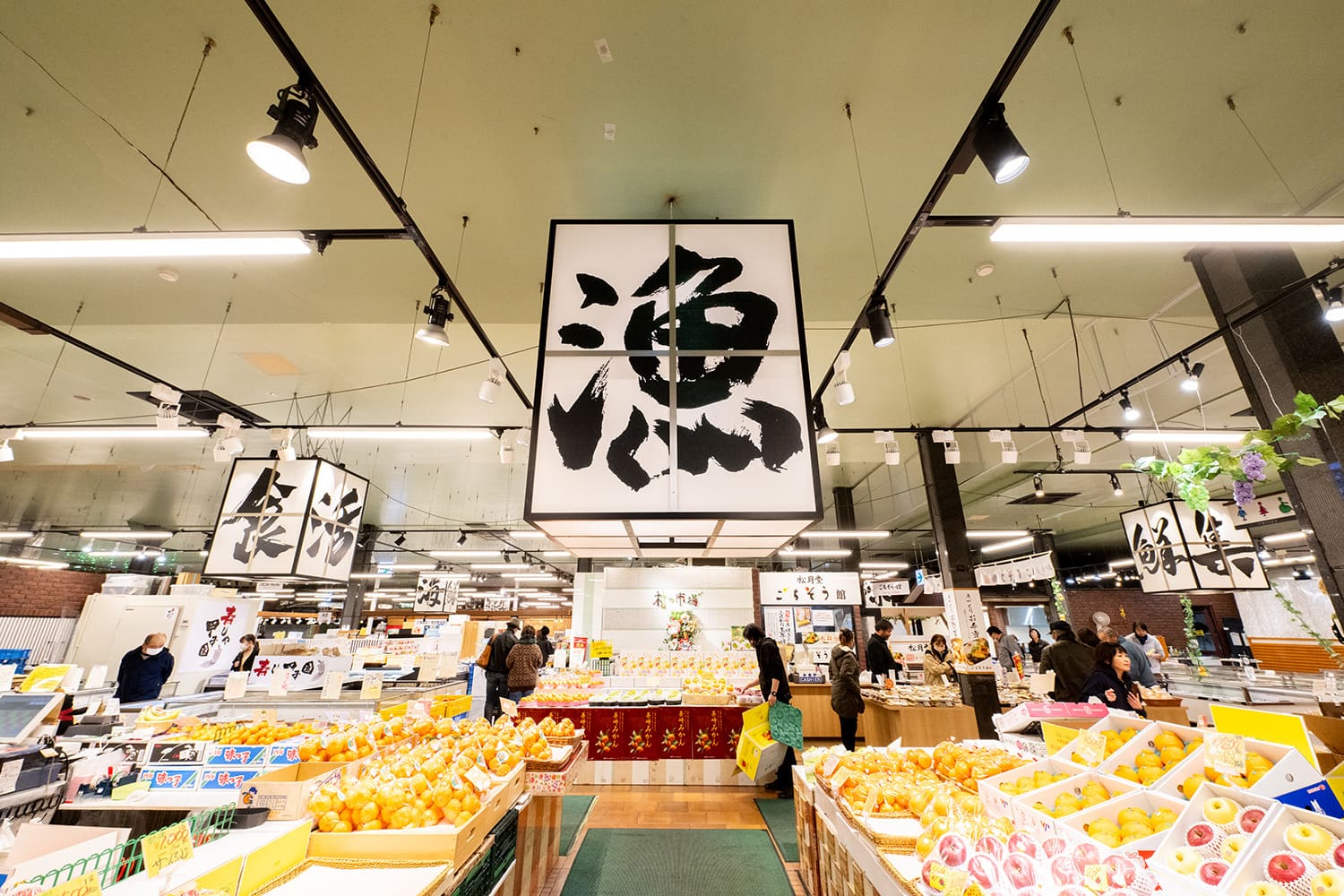 お店の人と会話をしながら買い物を楽しめるのも市場ならでは。夕方になると寿司や刺身など半額になる商品もある