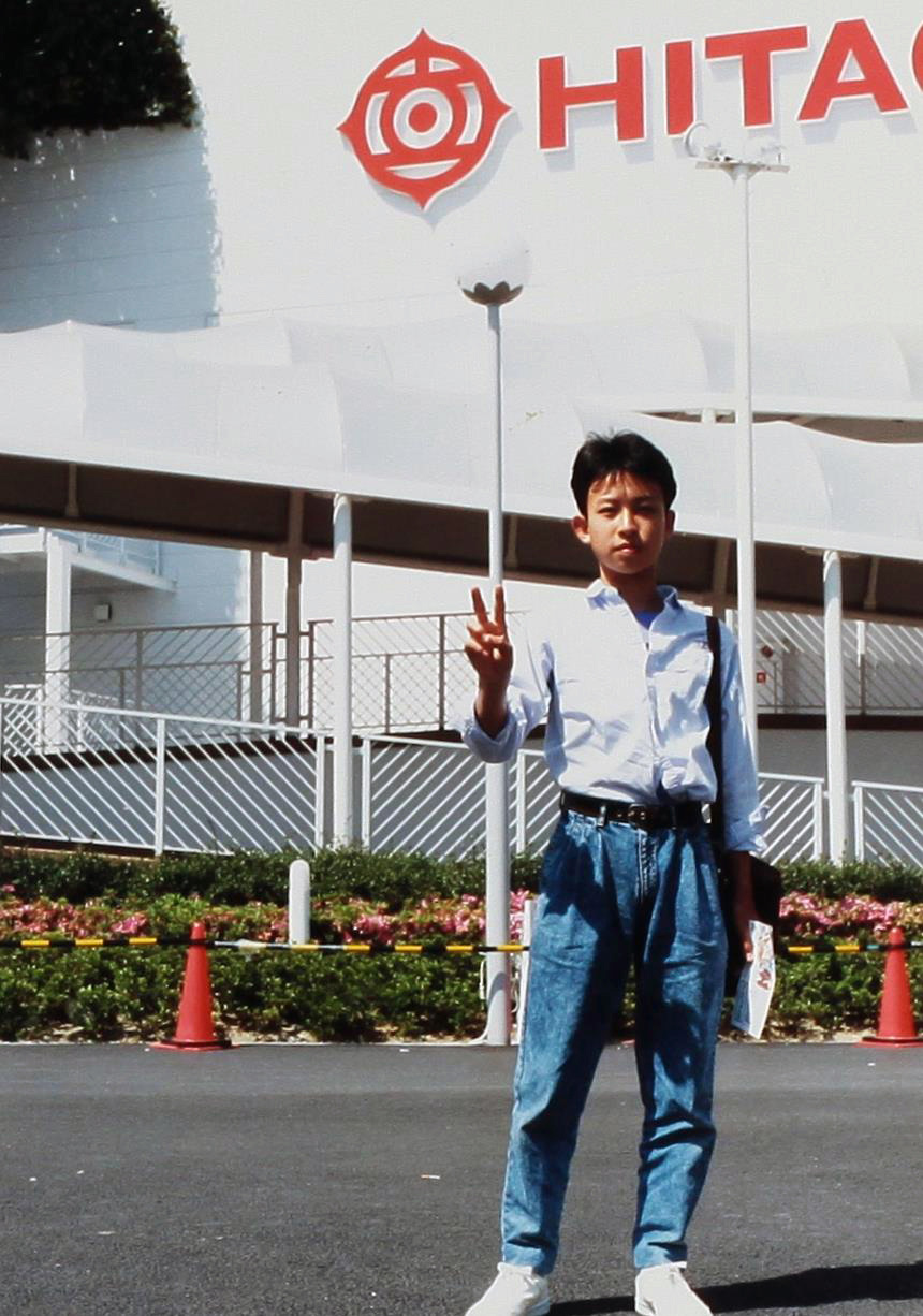 1990年の花の万博、日立パビリオンの前でピースサインの筆者