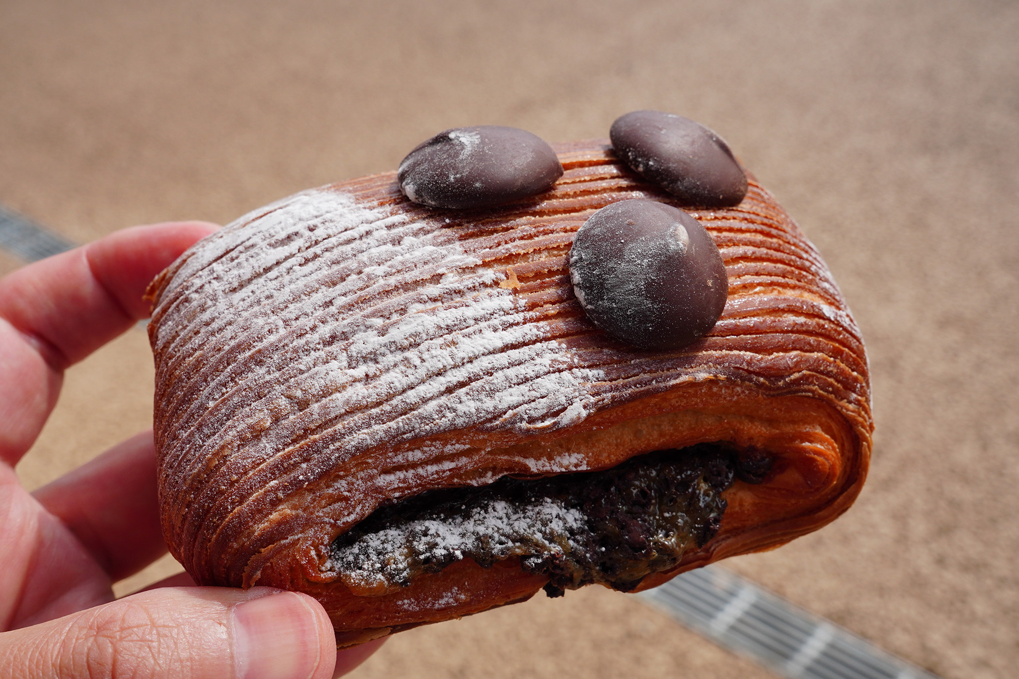 トッピングされたチョコが印象的な「PAIN SWISS」1,080円