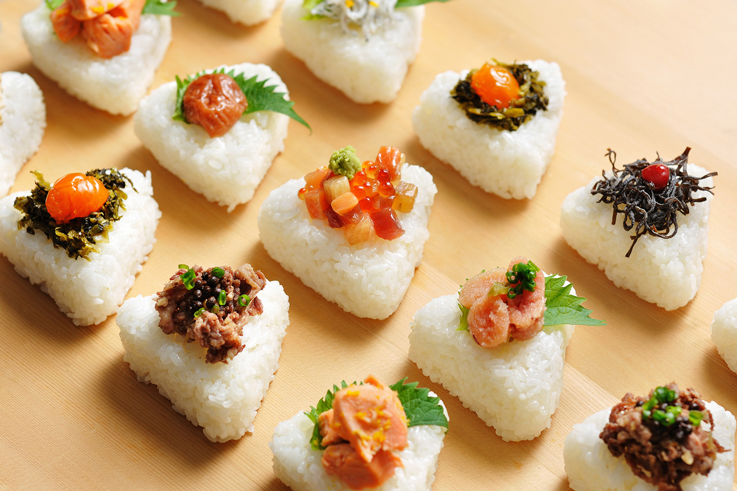おにぎりの具は梅干しや焼き鮭などの定番から海鮮、牛しぐれなど贅沢感のあるものまで10種類。