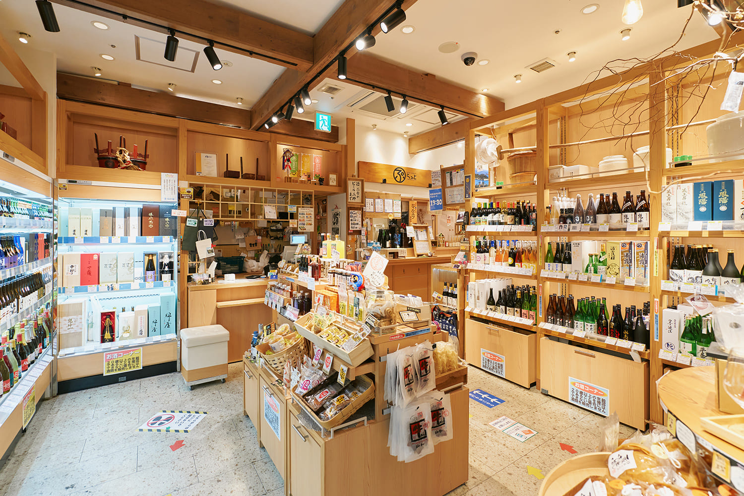 東北産の地酒やおつまみがずらりと並ぶ店内