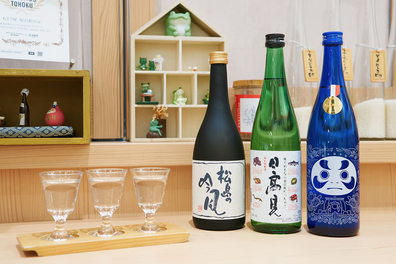 店内では宮城の地酒（1種50ml・400円〜）や「のみくらべセット」1,200円～を楽しめる