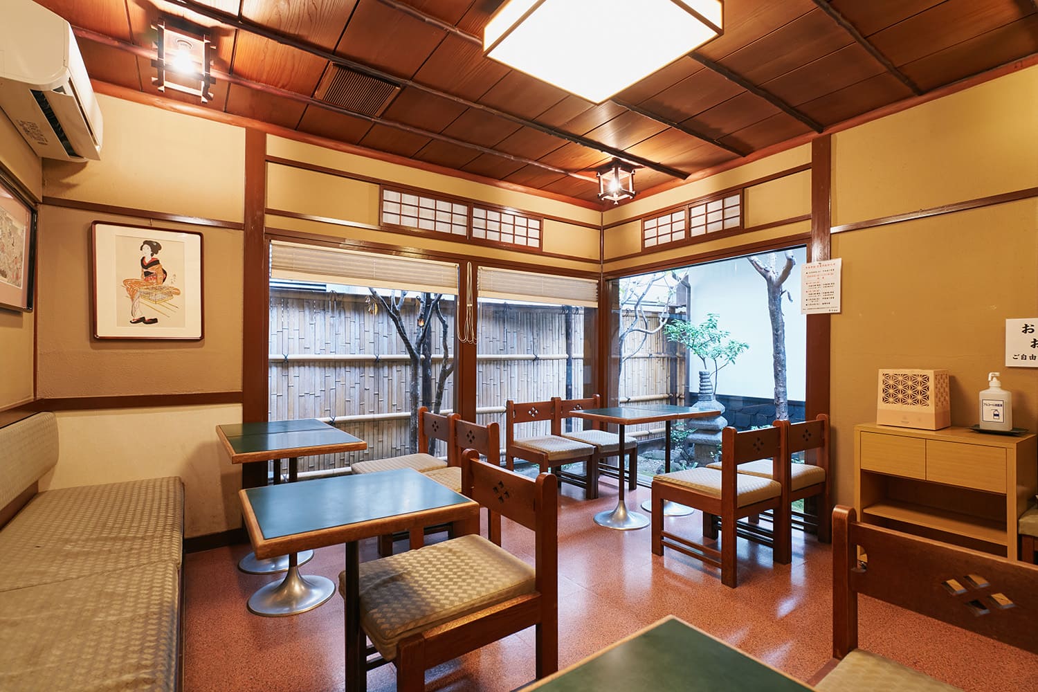 落ち着いた店内で、甘味や軽食をゆっくり楽しめる。軽食と甘味を組み合わせたお得なセットも人気
