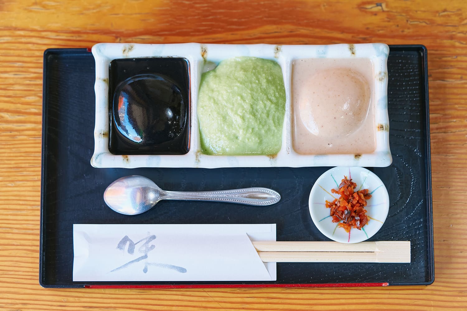 「三色餅」890円。左から、ごま餅、づんだ餅、くるみ餅