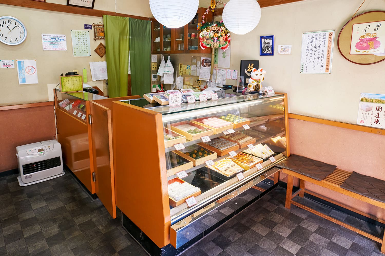 「づんだ餅」をはじめ、ぜんざいやショーケースに並ぶ和菓子も店内でいただける