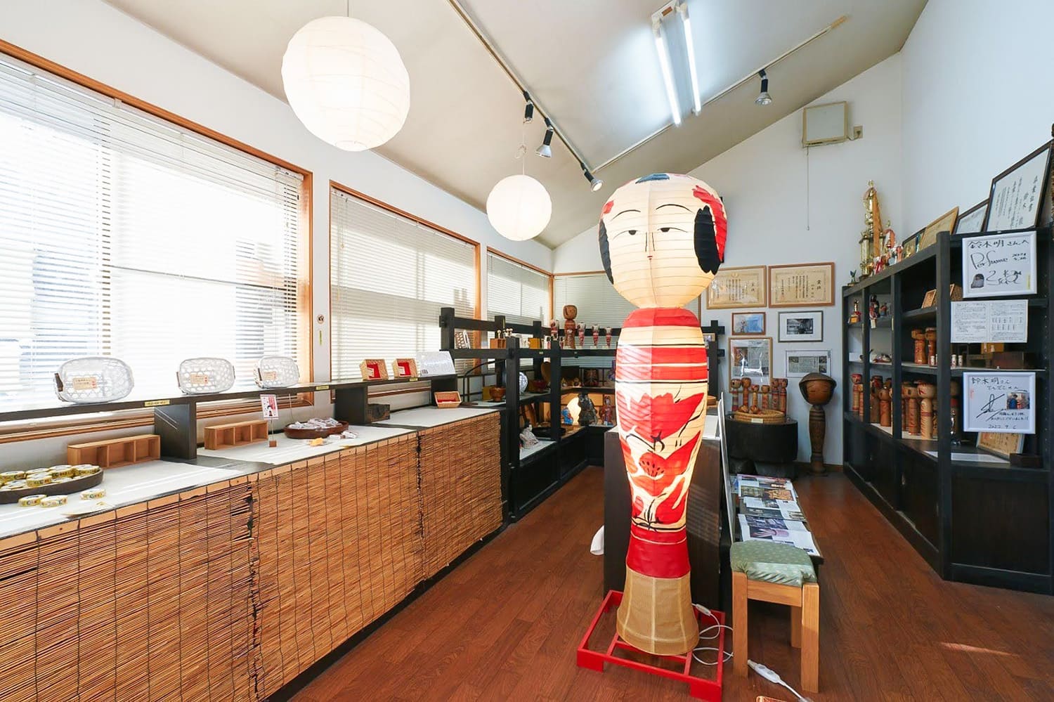 赤と黒を基調に描彩した伝統的な仙台こけしの他、お盆や器などの木地製品も並ぶ