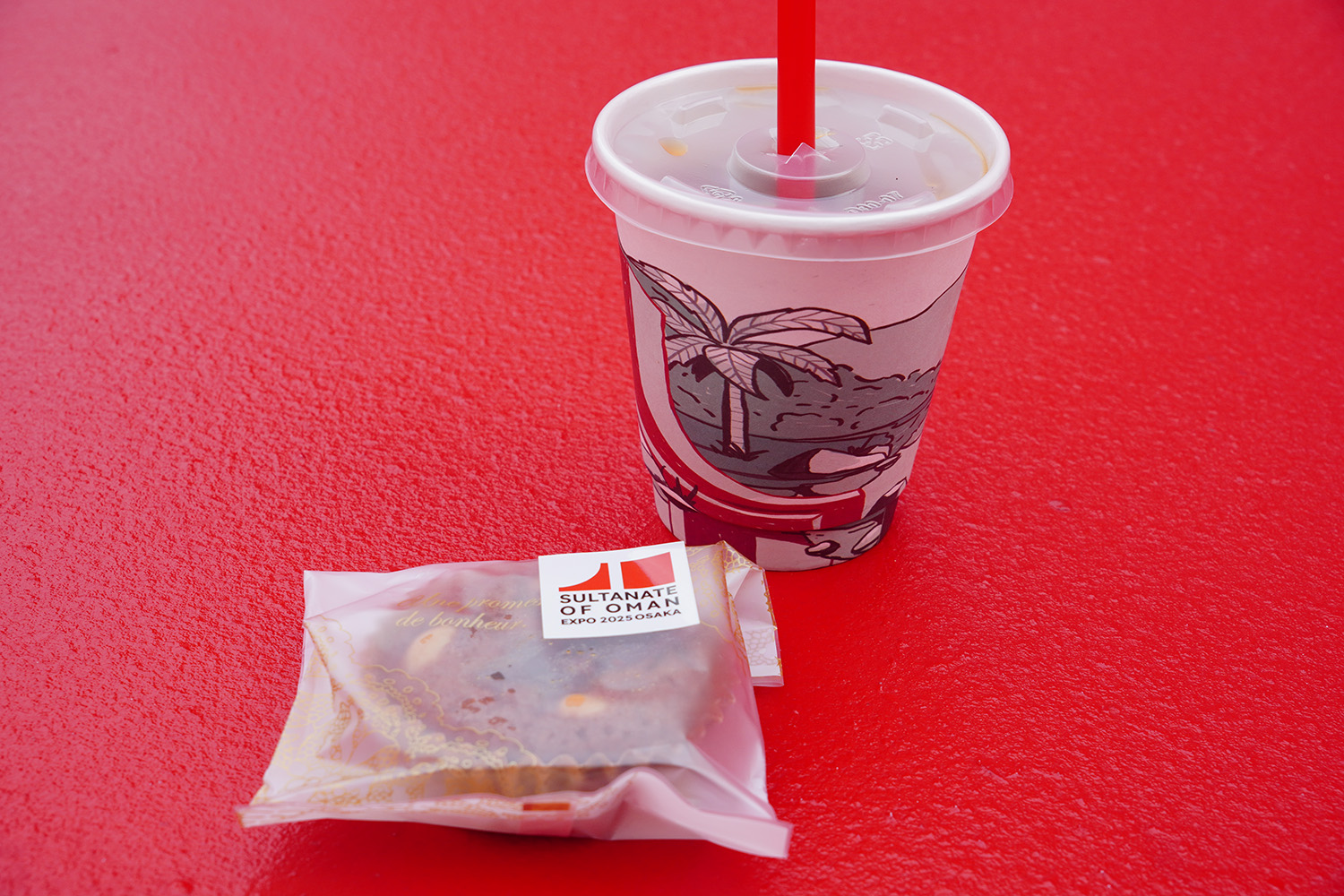 カフワ (オマーン・コーヒー) Iced 800円、ラズィーズ ルブ タマル 650円