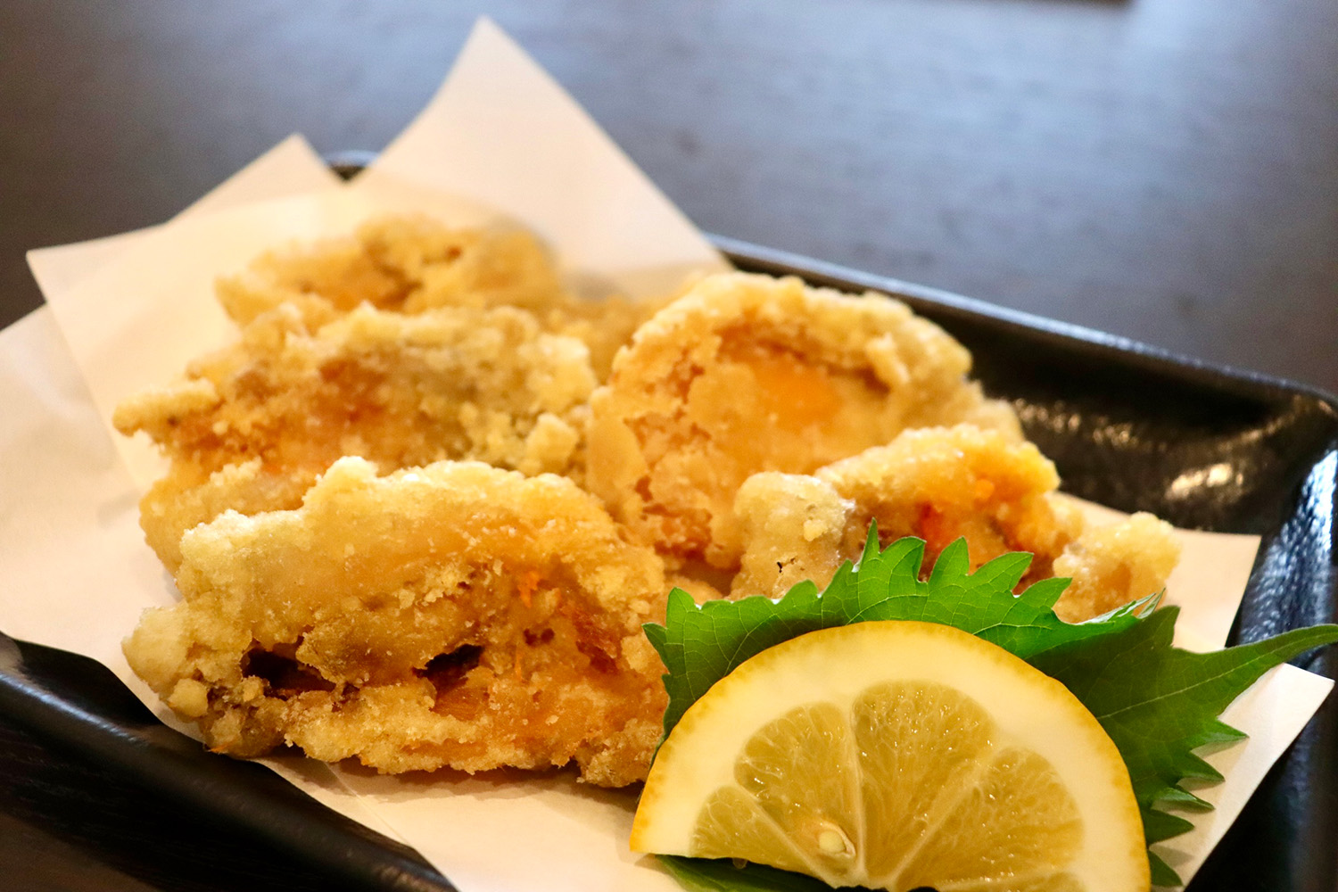 「海のパイナップル」と呼ばれるホヤを揚げた「ホヤの唐揚げ」500円も夏だけのメニュー