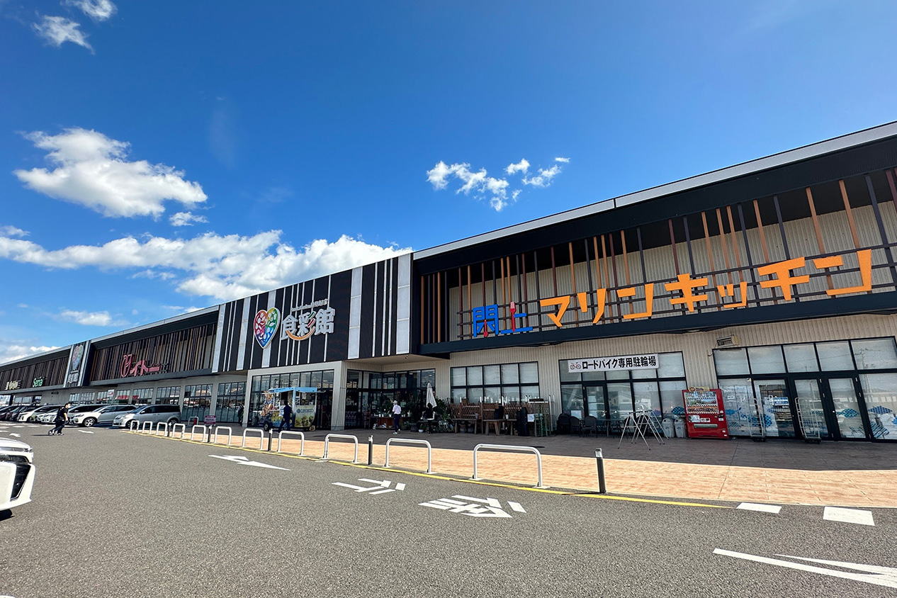 建物の中央が産直市場、右がフードコート「閖上マリンキッチン」、左がスーパーマーケット