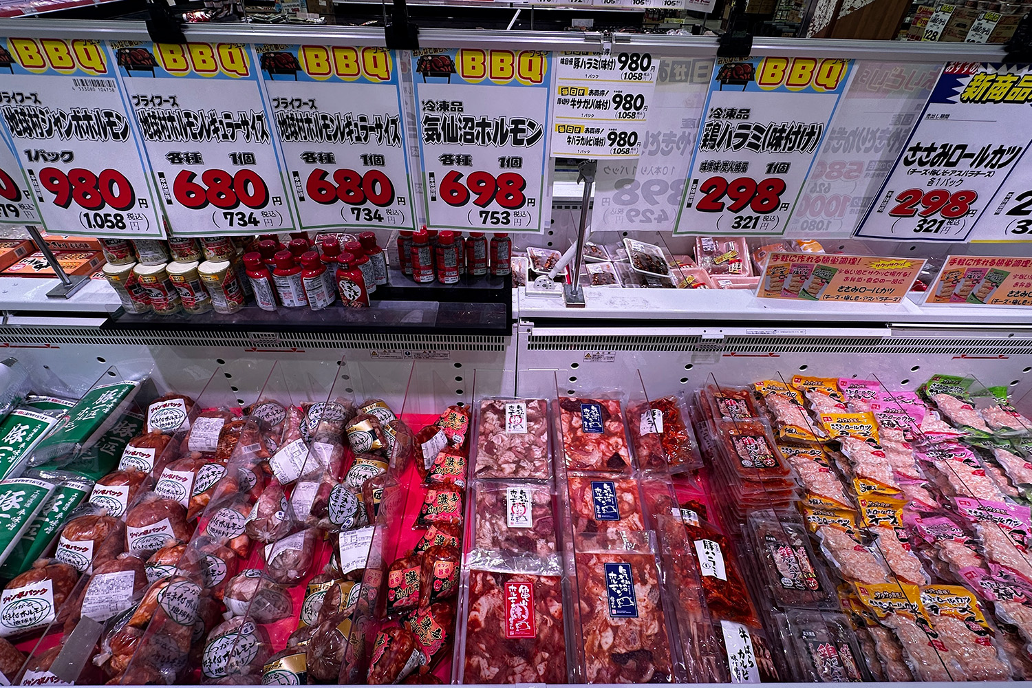 夏のBBQの食材としても需要が高い、味付き肉（冷凍）の品揃えは圧巻