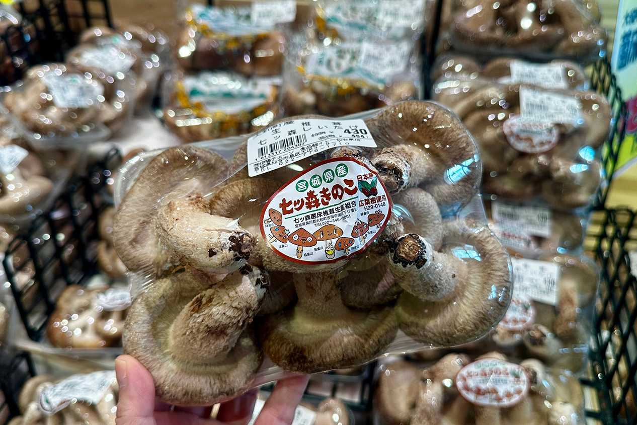 産直市場で一番人気「七ツ森椎茸」。じっくり育てた肉厚の椎茸は味が濃い！