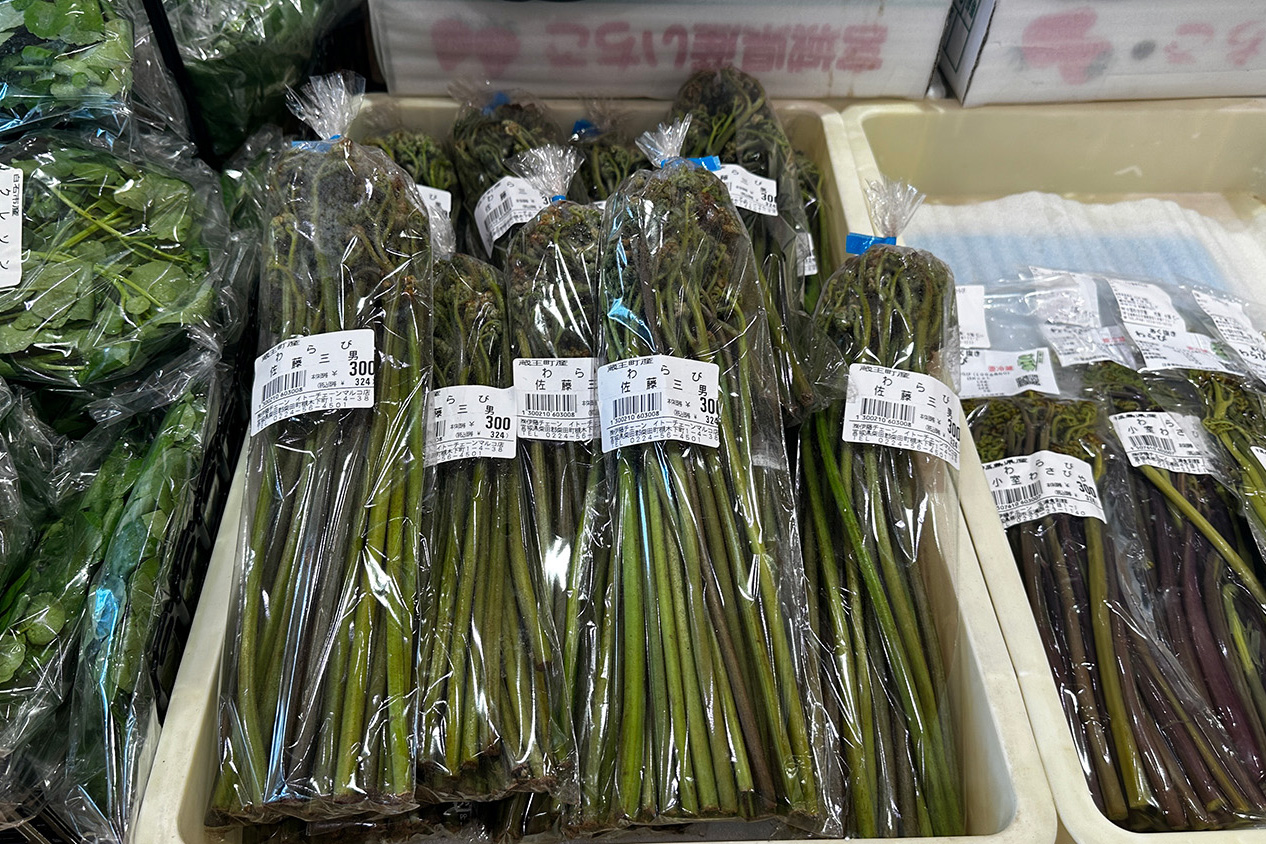 野菜のほか、季節の山菜も。春先は蔵王町産の「わらび」。なんと１袋324円