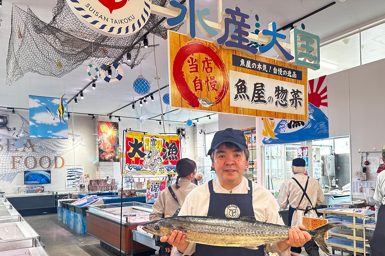 今日イチオシの秋田県産サワラを見せてくれる、「水産大国」チーフの尾形浩二さん