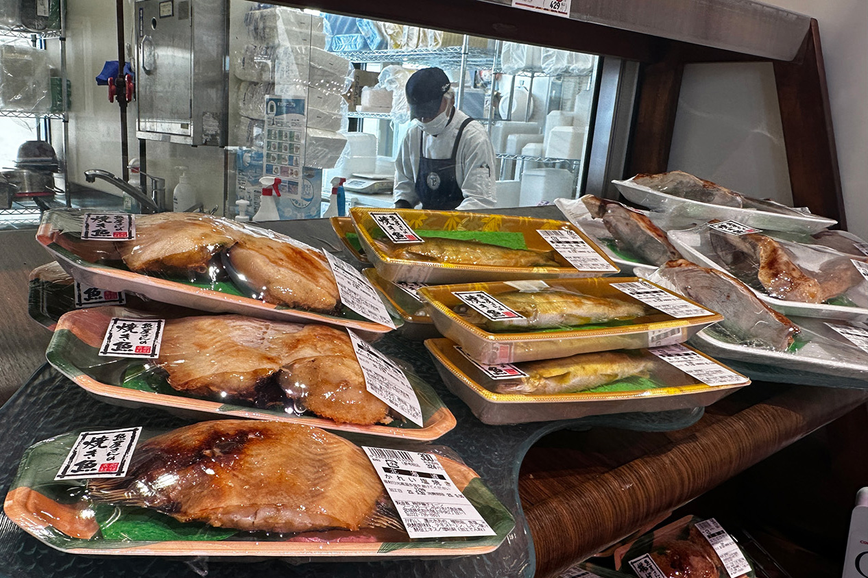 魚屋さんのお惣菜。この日は「焼き魚（カレイ）」「大きな海老フライ」「モウカザメのフライ」など