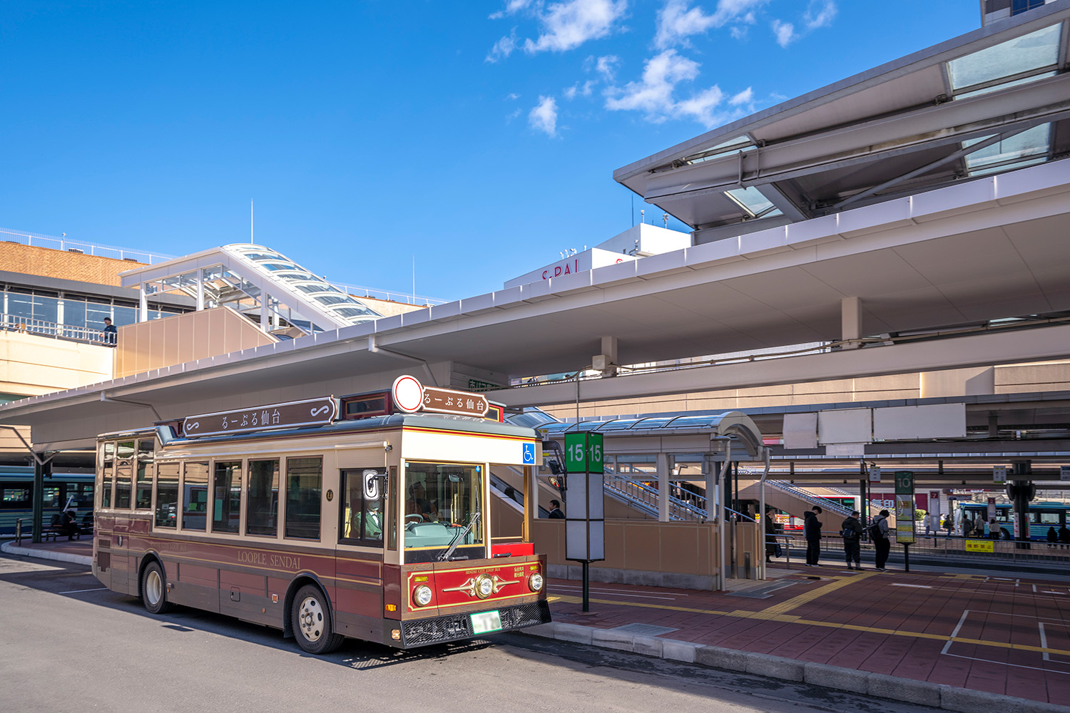 レトロな路面電車風の姿が目を引く。車両ごとに異なるデザインが施されており、現在は8種類が運行中。(写真提供:(公財)仙台観光国際協会)