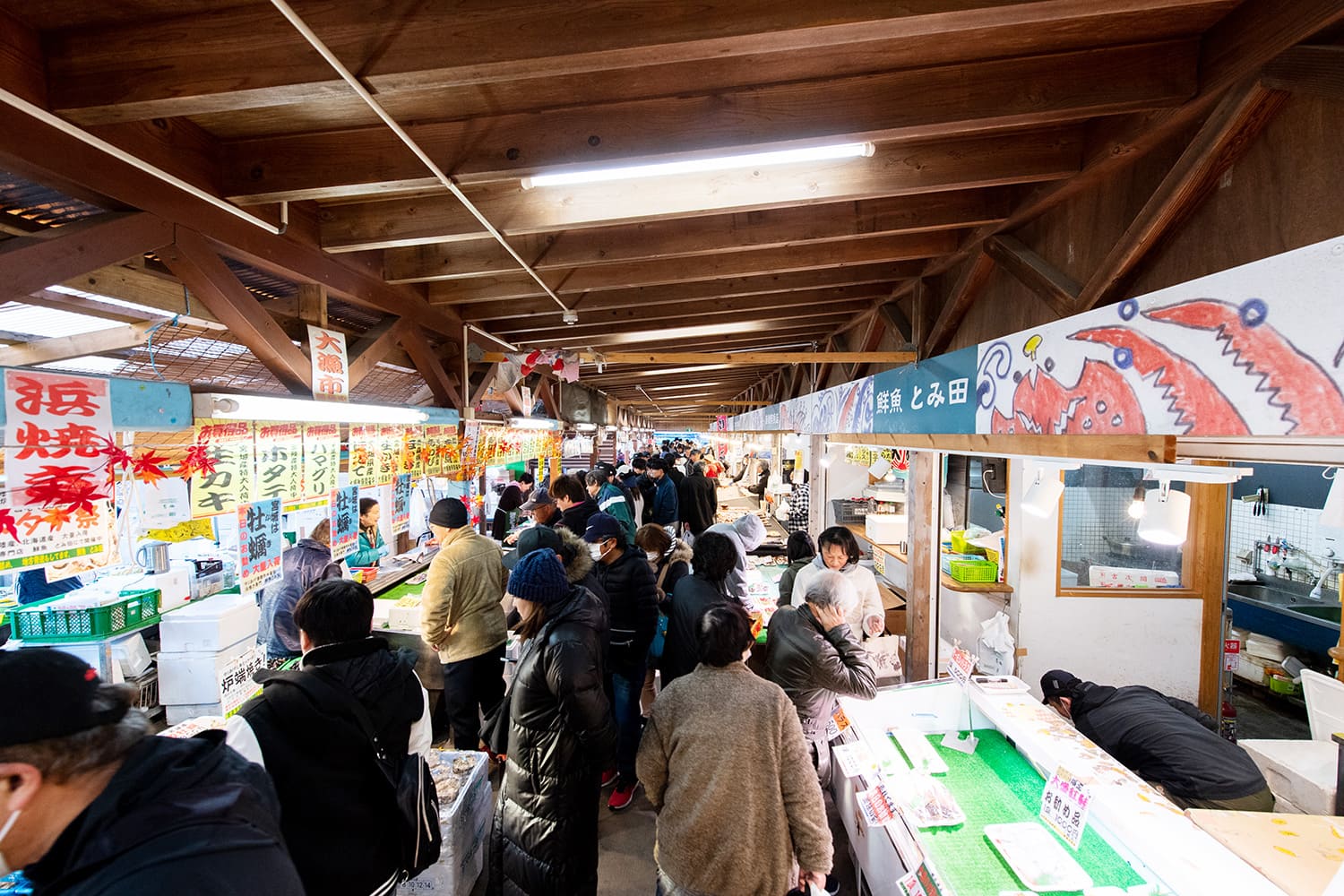 海風や魚介を炉端で焼く香りが漂う場内。生産者との会話を楽しみながら、閖上の雰囲気を存分に楽しめる