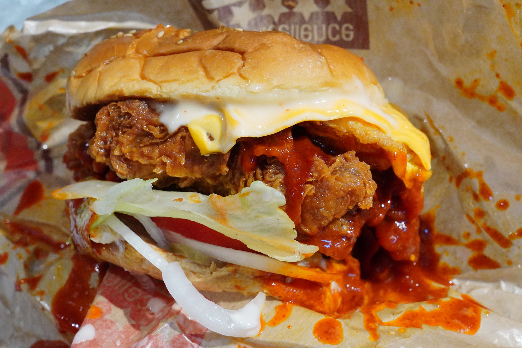 大きなフライドチキンがサンドされたチコバーガー