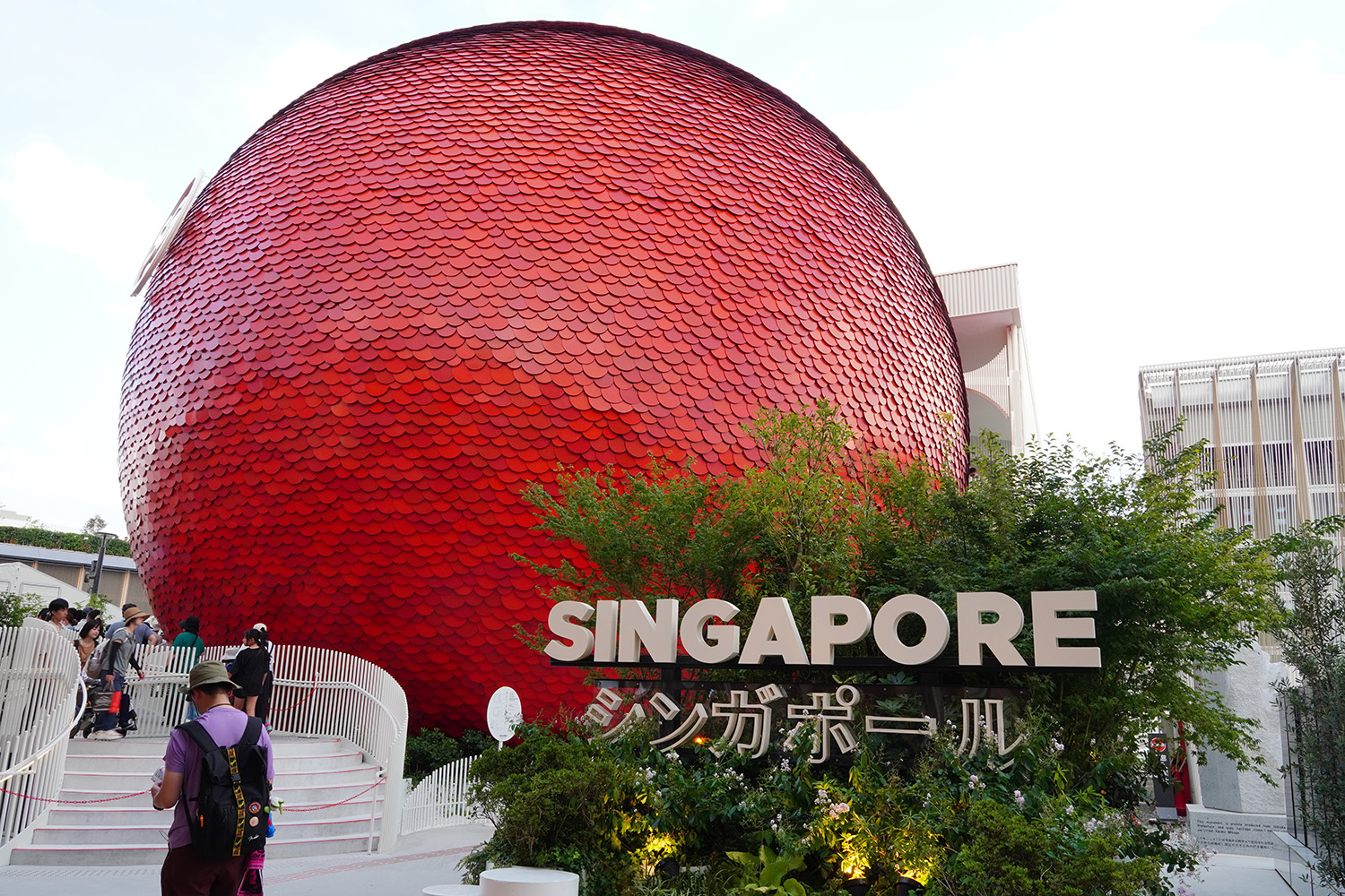 赤い球体が印象的なシンガポール館