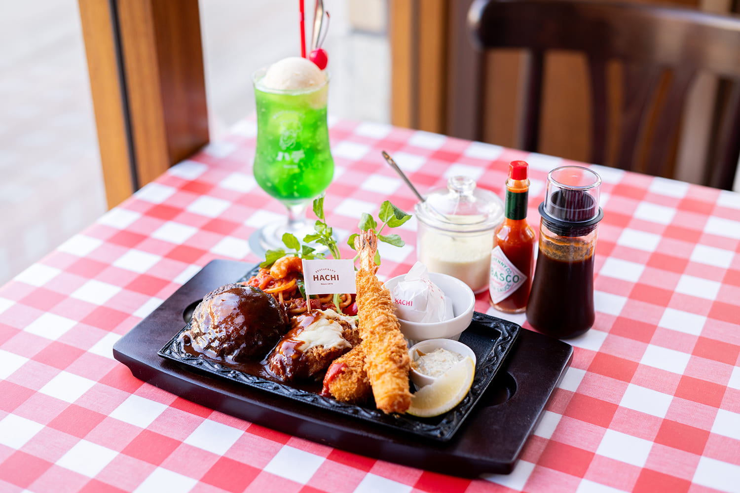 ハンバーグ、ナポリタン、エビフライ、温泉卵などが乗った「大人様プレート」3,080円と「クリームソーダ」800円