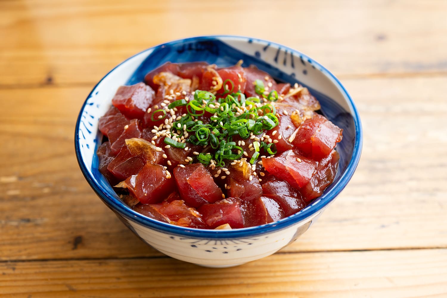 「やまもと特製漬けタレ丼」880円（ランチ料金、ディナーは930円）