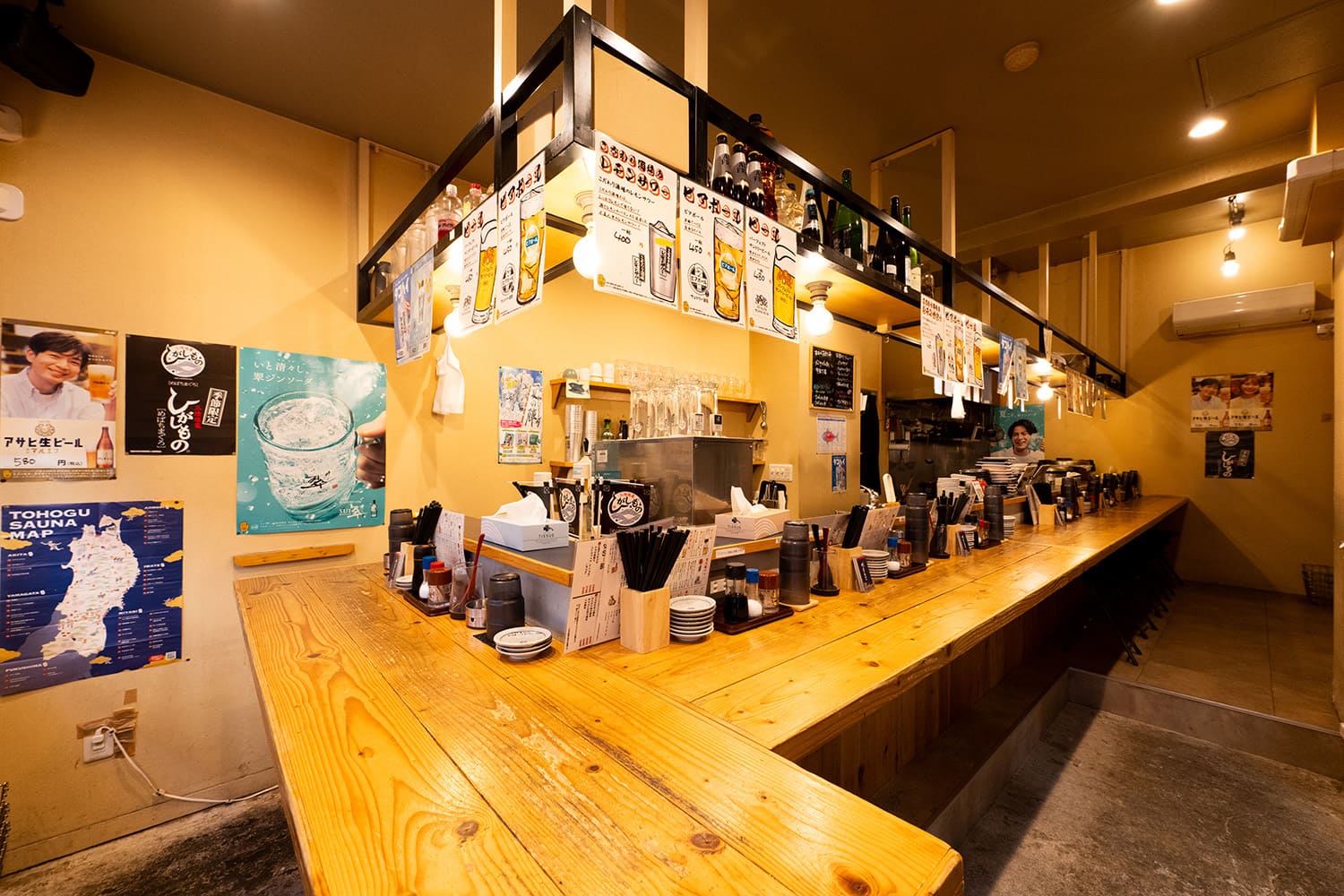 L字型のカウンター席がメインの居心地のよい店内
