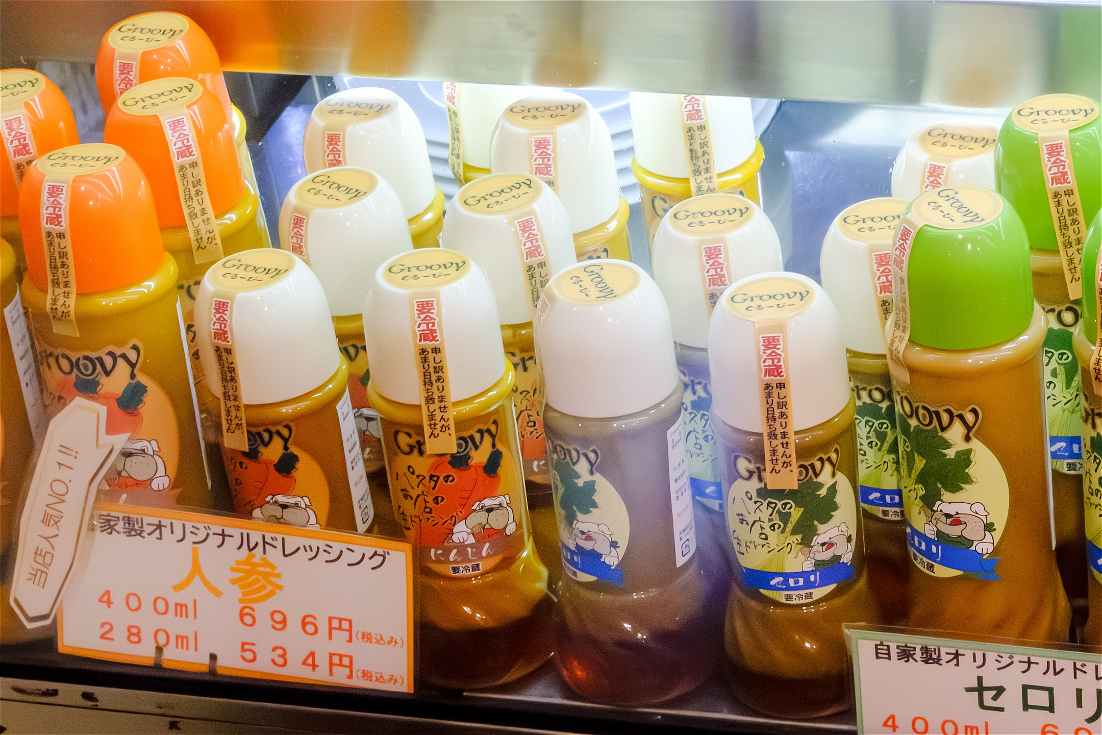 レジのそばで販売されているドレッシング（価格は変更される場合があります）