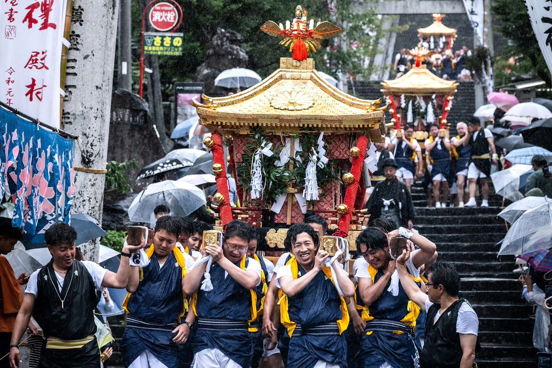 奉納踊りの後には、流鏑馬（やぶさめ）神事や神様の霊力を清めて再興するための神輿巡行も