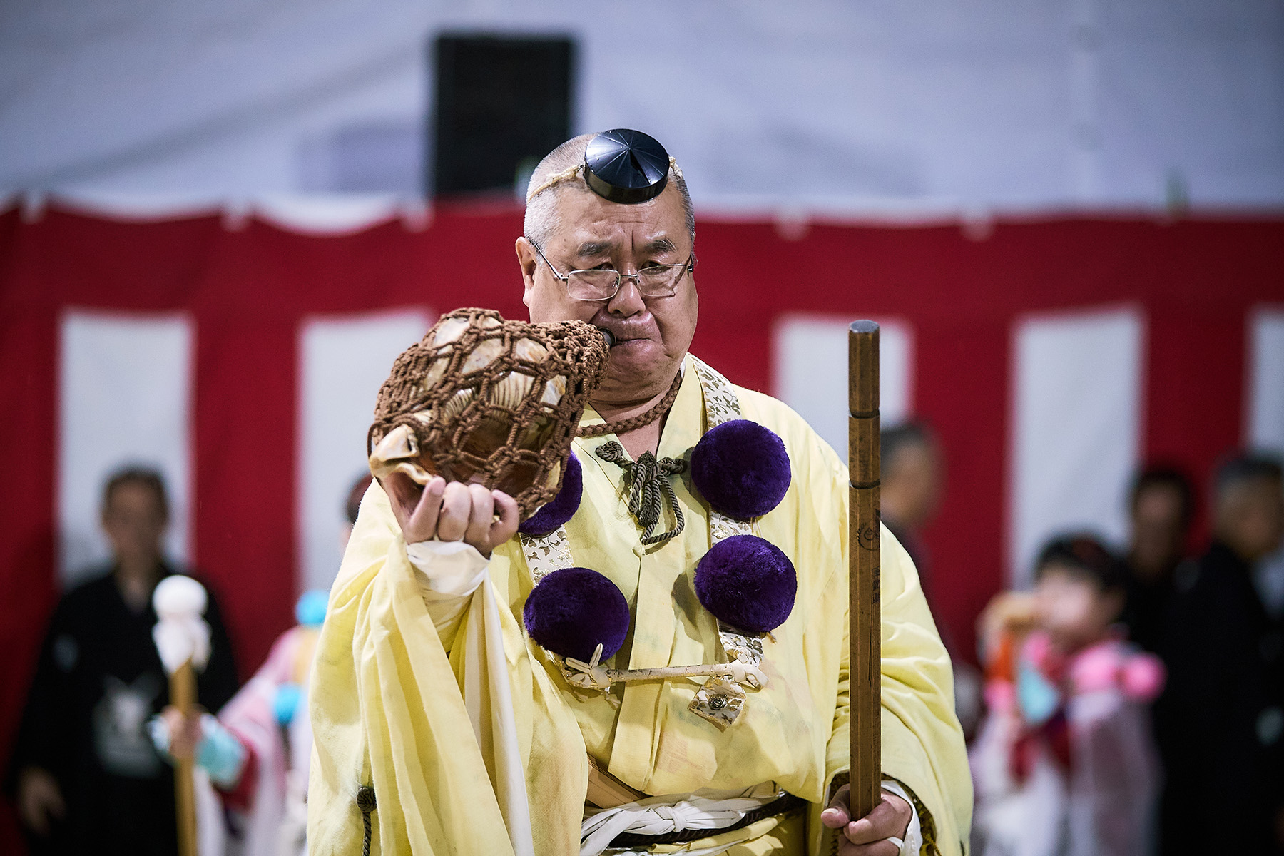 山伏たちが、諏訪神社に奉祷文を納めるため侍大将に守られながら長崎港入りする様子をあらわした山伏道中