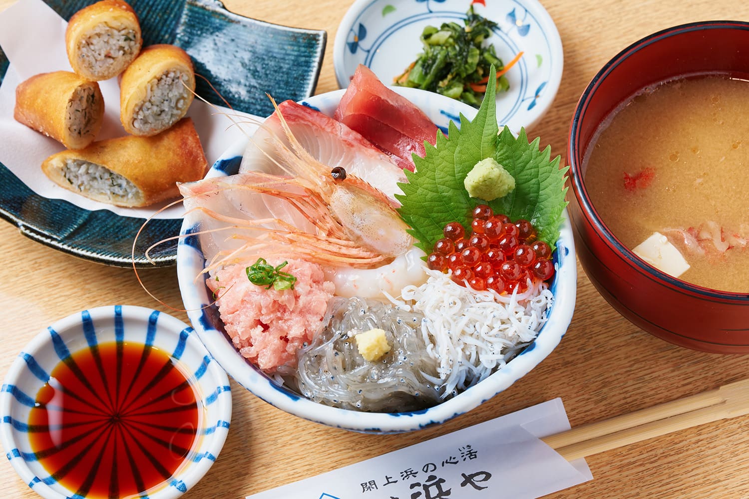 「かわまちてらす丼」2,310円は、日替わりのあら汁付き。左上の「しらす春巻き」605円は別注文