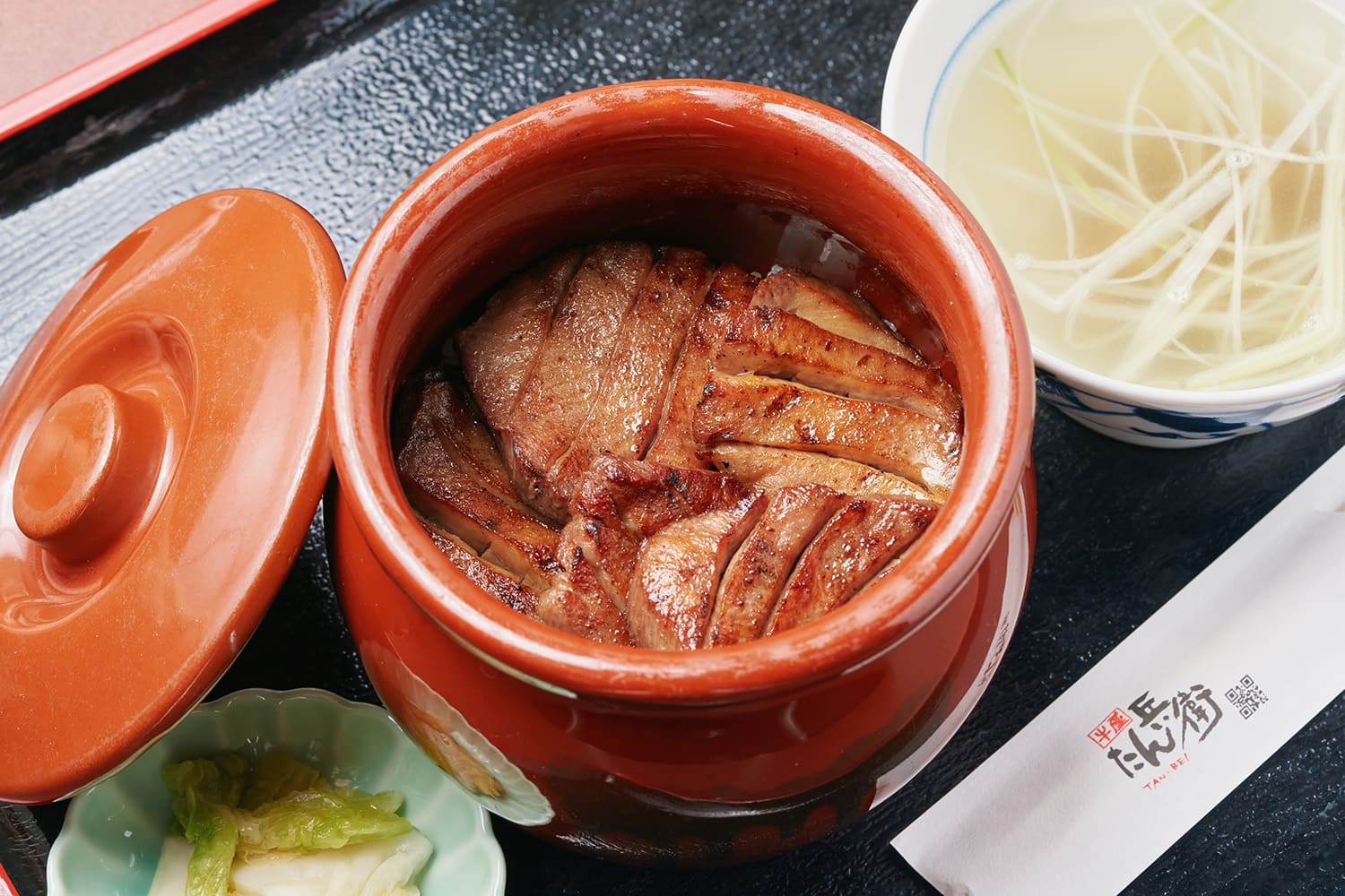 壺のころんとしたビジュアルが映える「上牛たん壺飯」（テールスープと漬物付き）3,278円