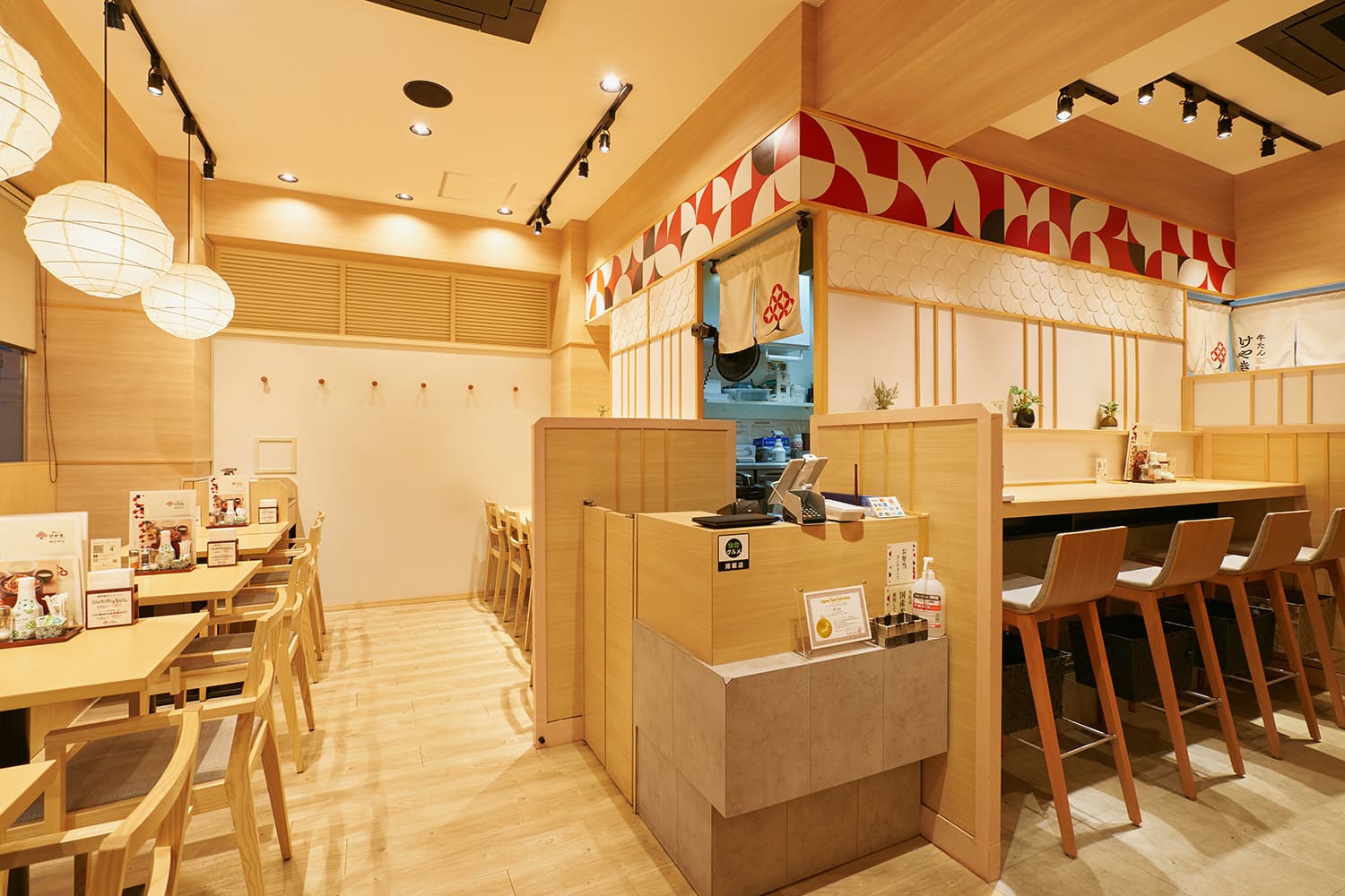 和モダンで落ち着いた雰囲気の店内