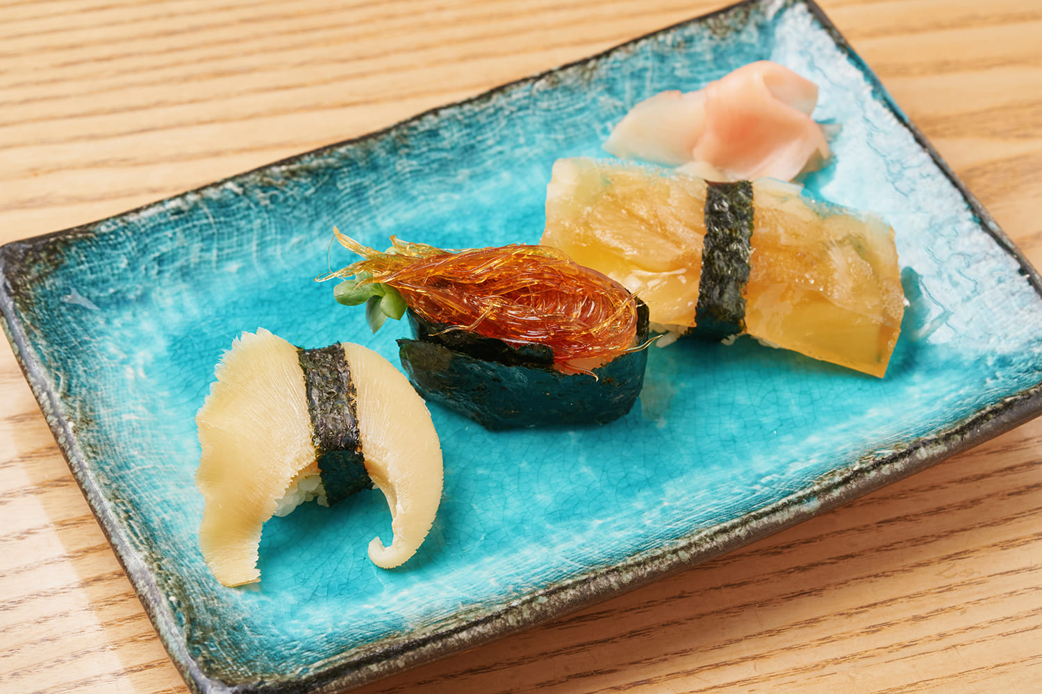 「ふかひれ三昧（お椀付）」2,600円。左からふかひれ寿し姿、元祖ふかひれ寿し、ふかひれ寿し煮凝り