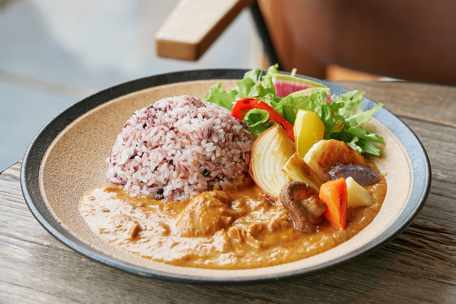 十六穀米のご飯と一緒にいただく「野菜たっぷりイエローカレー」1,375円