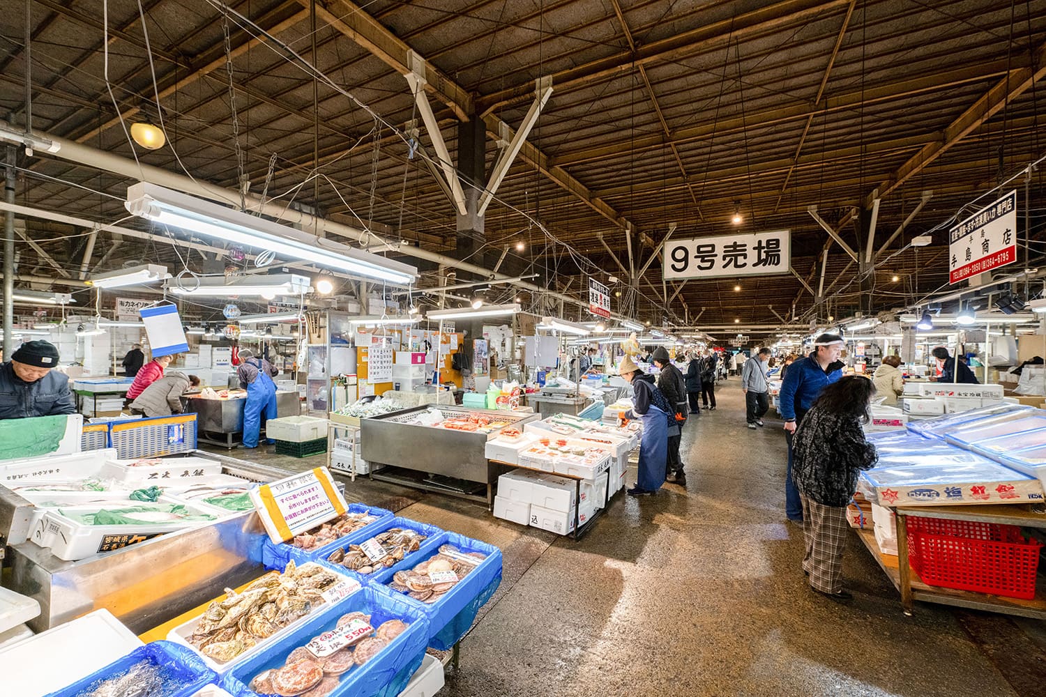 新鮮な海産物を使った定食やラーメンを提供する食事処や、購入した食材を持ち寄ってバーベキューをできるエリアもある
