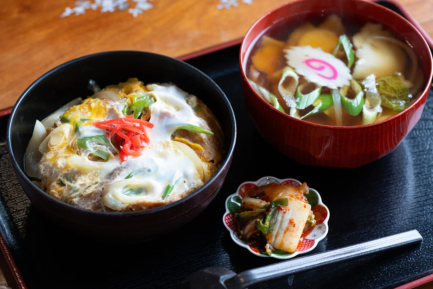 「油麩丼」と「はっと汁」に自家製キムチがついたセットメニュー「油麩丼&ミニはっと」1,100円