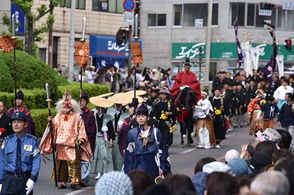 路上でのイベントはアンコールに応えながら進むため予定が遅れがち。「長崎くんちナビ」で進行具合の確認を